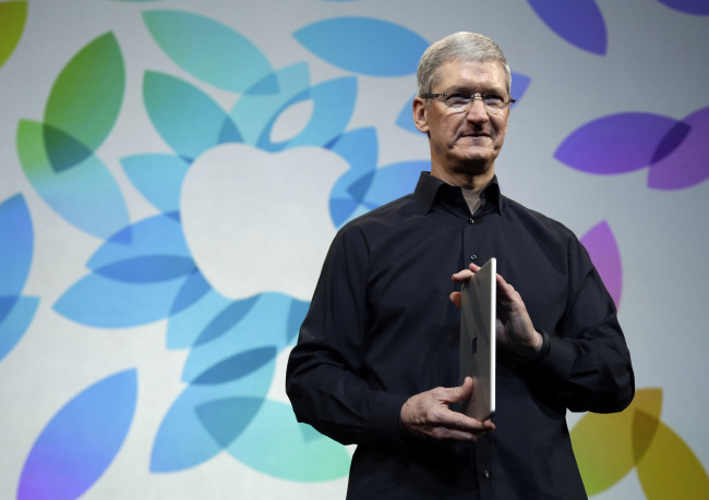 티모시쿡(TimothyCook/기업인/애플최고경영자CEO)
Apple CEO Tim Cook introduces the new iPad Air on Tuesday. (AP-Yonhap News)