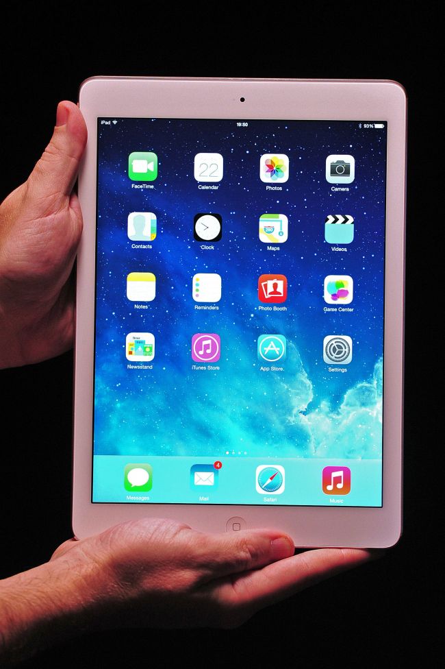 An Apple employee shows off the new iPad Air at a satellite launch event in central London on Tuesday. (AFP-Yonhap News)