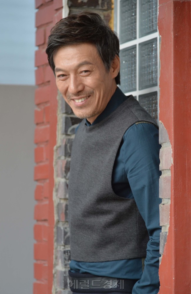 배우 김갑수 인터뷰.<br />이상섭 기자. babtong@heraldcorp.com 2013.10.22
배우 김갑수 인터뷰.
이상섭 기자. babtong@heraldcorp.com 2013.10.22