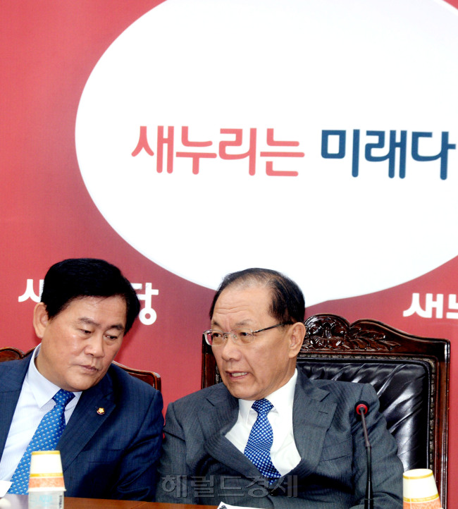 새누리당 황우여 대표와 최경환 원내대표는 23일 오전 여의도 당사에서 최고중진연석회의를 열고 국가정보원 정치개입 의혹 특별수사팀 관련 논란에 대한 대책을 비롯해 국정감사 전략에 대해 논의하고 있다. 박현구 기자phko@heraldcorp.com 2013.10.23