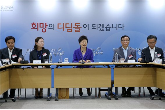 박근혜(대통령/대한민국대통령)
한모 씨는 남편의 사업 실패로 생긴 빚 3600만원(원금 1300만원＋이자 2300만원) 때문에 12년간 암흑 속에서 살았다. 하루도 쉬지 않고 울려대는 채무 독촉 전화와 집으로 찾아오는 채권자들, 문 앞에 쌓여만 가는 채권 추심 우편물 등으로 한 씨 부부는 물론 아이들도 두려움에 떨어야 했다.