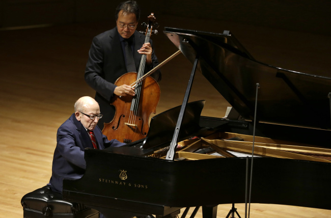 Holocaust survivor George Horner (front left) performs with cellist Yo-Yo Ma on stage at Symphony Hall on Tuesday in Boston.   AP-Yonhap News