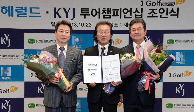 Herald Corp. CEO and publisher Lee Young-man (center), Korea Professional Golfers’ Association chairman Hwang Sung-ha (right) and KATANA chairman Kim Hong-deug pose in Seoul on Wednesday after signing an agreement to hold Herald-KYJ Tour Championship. Ahn Hoon / The Korea Herald