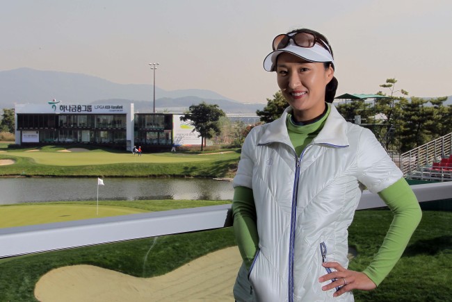 박지은(골퍼)
지난주 열린 LPGA 하나·외환 챔피언십은 미국 LPGA에서 활약했던 박지은(34)의 마지막 은퇴 무대였다. 대회 마지막 라운드 18번 홀에서 우승 경쟁이 펼쳐지는 가운데, 박지은은 9번홀에서 사랑하는 가족과 지인, 팬들과 함께 행복하게 대회를 마무리했다. 잔잔한 아름다움이 있는, 여운이 남는 작별이었다.