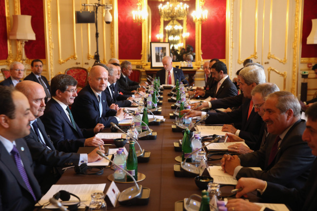 U.S. Secretary of State John Kerry (fourth from right) attends a meeting hosted by British Foreign Secretary William Hague (fourth from left) of the “London 11,” from the Friends of Syria Core Group, in Lancaster House in London on Tuesday.   AP-Yonhap News