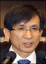 김기춘(공기업인/전공무원/서울특별시도시철도공사사장)
지하철 5~8호선을 운영하는 서울도시철도공사(사장 김기춘ㆍ사진)는 모든 사업장이 한국생산성본부인증원의 ‘ISO 9001, ISO 14001’ 인증을 획득했다고 23일 밝혔다.