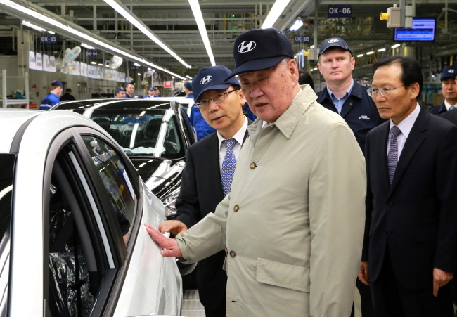 정몽구(기업인/현대기아자동차그룹대표이사회장)
Hyundai Motor Group chairman Chung Mong-koo looks around a Hyundai Motor manufacturing plant in St. Petersburg, Russia, on Tuesday.   Hyundai Motor Group