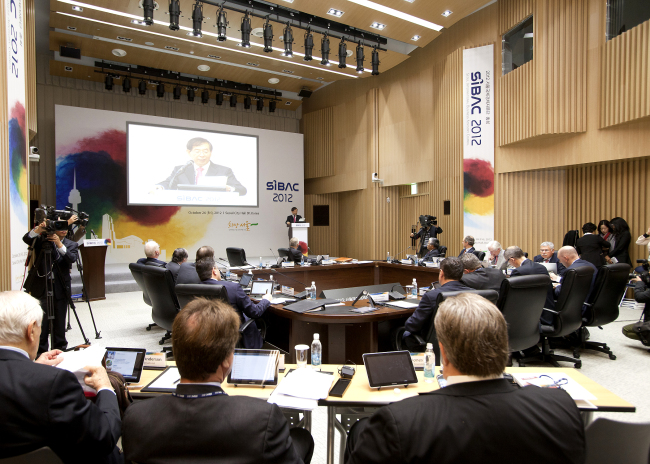 Global business leaders attend the general meeting of the Seoul International Business Advisory Council at City Hall last year. Seoul Metropolitan Government