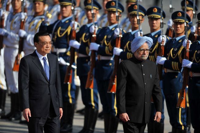 India’s Prime Minister Manmohan Singh (right) and Chinese Premier Li Keqiang inspect Chinese honor guards during a welcoming ceremony outside the Great Hall of the People in Beijing on Wednesday.   AFP-Yonhap News