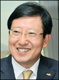 이영활(공무원/부산광역시경제부시장)
부산시가 기업하기 좋은 도시로 새롭게 거듭나고 있다. 과거 기업들이 떠나가는 도시로 불명예를 얻기도 했던 부산시가 이제는 기업이 느끼는 불필요한 규제나 부당한 제도를 개선하기 위해 먼저 두팔을 걷어부친 것이다.