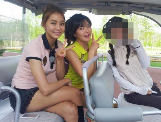 유이(좌부터/가수/탤런트/애프터스쿨/애프터스쿨레드),안신애(골퍼/우리투자증권프로골프단)
JYJ 박유천(28)과 열애설에 휩싸인 미녀 골퍼 안신애(24·우리투자증권)가 화제의 인물로 떠오른 가운데, 안신애가 가수 유이와 찍은 인증샷이 새삼 눈길을 끈다.