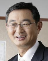 이경수(기업인/코스맥스대표이사)
코스맥스(각자대표 이경수ㆍ송철헌)가 화장품 부문을 강화하기 위해 회사를 나눈다.