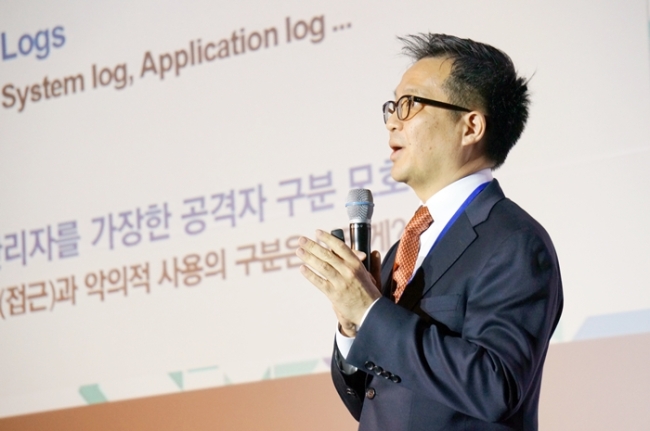 김홍선(기업인/안랩대표이사)
김홍선 안랩 대표<사진>는 23일 코엑스컨벤션센터 그랜드볼룸에서 열린 ‘안랩 ISF 2013’에서 ‘APT의 종말(Stop APTs DEAD’이라는 주제로 기조 연설을 발표했다