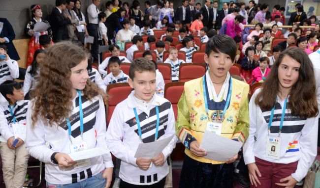 Children sing “Arirang” at the 2013 Global Children Festival’s essay contest awards ceremony on Wednesday at the National Assembly.   Park Hyun-koo/The Korea Herald