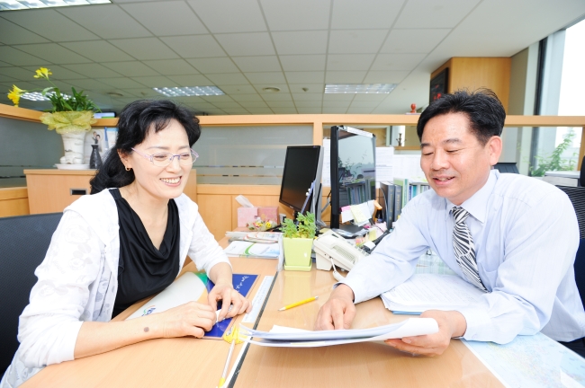 국민연금공단의 연금 청구 안내 서비스가 좋은 성과를 내고 있다. 공단 직원이 고객에게 연금 수령 절차를 설명해 주고 있다.