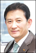 차화엽(기업인/sk종합화학대표이사사장)
차화엽<사진> SK종합화학 사장은 25일 ‘아주 특별한 결혼식’에 참석한다. 협력사인 주유소업체(대리점) 공항석유 주관으로 서울 강서구의 한 예식장에서 열리는 ‘다문화부부 합동결혼식’이다. 공항석유가 SK이노베이션으로부터 사회공헌 관련 자금과 노하우를 지원받은 뒤 처음으로 치르는 결혼식이기도 하다.