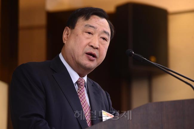 이희범(경제기관단체인/전기업인/LG상사고문/한국경영자총협회회장)
이희범 한국경영자총협회 회장이 24일 오전 서울 중구 소공로 웨스틴조선호텔에서 열린 경총포럼에서 인사말을 하고 있다.