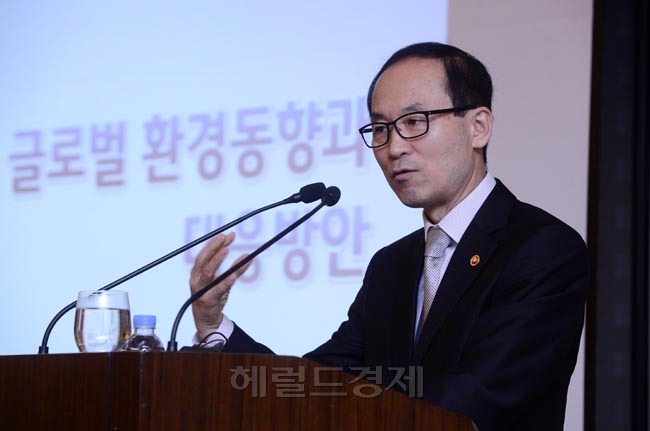 윤성규(정무직공무원/전교수/환경부장관)
윤성규 환경부 장관이 24일 오전 서울 중구 소공로 웨스틴조선호텔에서 열린 경총포럼에서 글로벌 환경동향과 대응방안을 주제로 강연을 하고 있다.