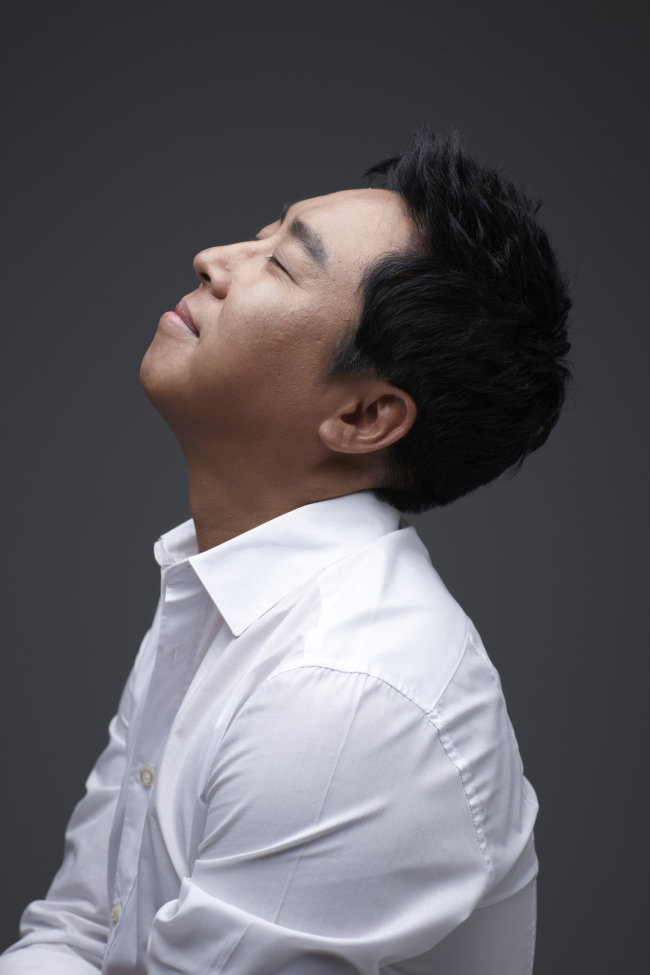 이동우(개그맨/연극배우/틴틴파이브)
1993년, 노래 잘하는 개그맨 그룹 ‘틴틴파이브’로 대중의 사랑을 받던 이동우(43)는 어느날 방송에서 자취를 감췄다. 2004년 갑작스레 찾아온 ‘망막색소변성증’, 4000명 중 1명이 걸린다는 희귀병을 앓은지 10년이다. 그 사이 이동우에겐 참 많은 일이 있었다. 느닷없는 장애는 ‘예고된 불행’이었지만, 지금 그는 ‘슈퍼맨’처럼 다시 일어서고 있다.