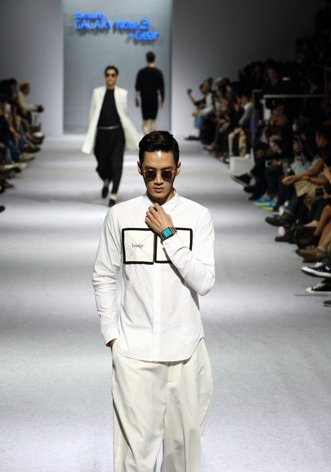 삼성전자는 2014 S/S 서울패션위크 마지막날인 23일 서울 여의도 IFC몰에서 ‘패션 웨어러블 디바이스 친절한 노트 3 + 기어 패션쇼’를 개최했다.