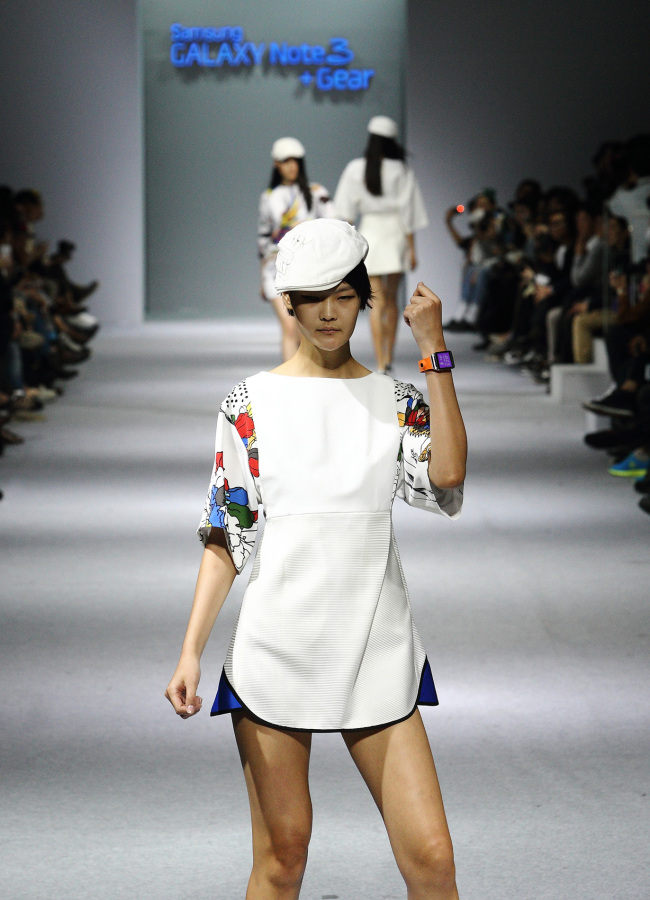삼성전자는 2014 S/S 서울패션위크 마지막날인 23일 서울 여의도 IFC몰에서 ‘패션 웨어러블 디바이스 친절한 노트 3 + 기어 패션쇼’를 개최했다.