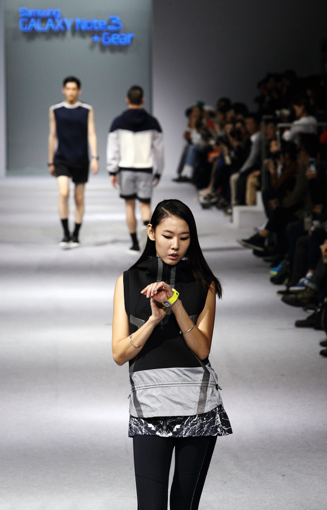 삼성전자는 2014 S/S 서울패션위크 마지막날인 23일 서울 여의도 IFC몰에서 ‘패션 웨어러블 디바이스 친절한 노트 3 + 기어 패션쇼’를 개최했다.