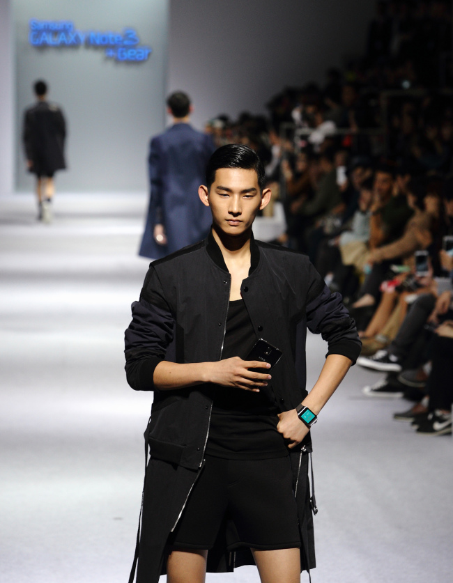 삼성전자는 2014 S/S 서울패션위크 마지막날인 23일 서울 여의도 IFC몰에서 ‘패션 웨어러블 디바이스 친절한 노트 3 + 기어 패션쇼’를 개최했다.