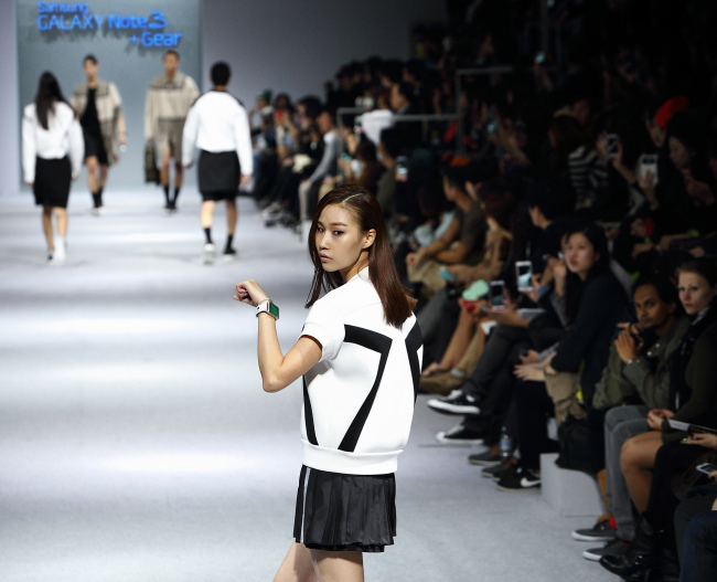 삼성전자는 2014 S/S 서울패션위크 마지막날인 지난 23일 여의도 IFC몰에서 ‘패션 웨어러블 디바이스 친절한 노트 3 + 기어 패션쇼’를 개최했다.