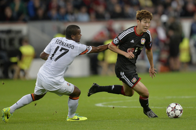 손흥민(축구선수/TSV바이엘04레버쿠젠포워드)
Bayer Leverkusen’s Son Heung-min (right) and Donetsk’s Fernando challenge for the ball on Wednesday.   AP-Yonhap News