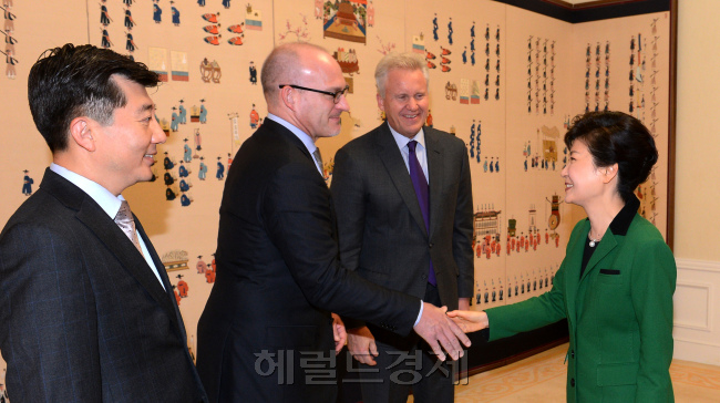 박근혜 대통령이 24일 오전 청와대에서 제프리 이멜트 GE회장단과의 접견에서 악수하고 있다. 오른쪽부터 박 대통령,제프리 이멜트 GE회장,조셉 마스트란젤로 GE Power Conversion 사장,강성욱GE 코리아 사장 <br />정희조 기자/checho@heraldcorp.com 131024
朴대통령, GE회장과 창조경제 논의