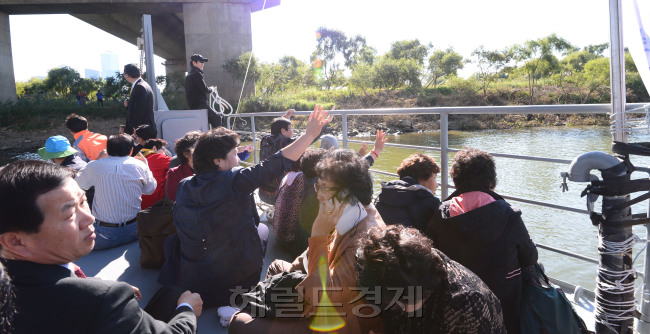 밤섬 실향민들이 23일 오후 배를 타고 서울 마포구 밤섬에 도착해 귀향제가 열리는 행사장으로 가고 있다. 밤섬은 1960년대까지만 해도 주민들이 거주했던 밤섬은 1968년 한강 개발과 여의도 건설 일환으로 폭파되었다. 당시 밤섬에 거주하던 62가구 443명의 주민은 마포구 창전동 와우산 기슭으로 이주했다.<br />김명섭 기자 msiron@heraldcorp.com
밤섬 실향민들이 23일 오후 배를 타고 서울 마포구 밤섬에 도착해 귀향제가 열리는 행사장으로 가고 있다. 밤섬은 1960년대까지만 해도 주민들이 거주했던 밤섬은 1968년 한강 개발과 여의도 건설 일환으로 폭파되었다. 당시 밤섬에 거주하던 62가구 443명의 주민은 마포구 창전동 와우산 기슭으로 이주했다.
김명섭 기자 msiron@heraldcorp.com
밤섬 실향민들이 23일 오후 배를 타고 서울 마포구 밤섬에 도착해 귀향제가 열리는 행사장으로 가고 있다. 밤섬은 1960년대까지만 해도 주민들이 거주했던 밤섬은 1968년 한강 개발과 여의도 건설 일환으로 폭파되었다. 당시 밤섬에 거주하던 62가구 443명의 주민은 마포구 창전동 와우산 기슭으로 이주했다.
김명섭 기자 msiron@heraldcorp.com
밤섬 실향민의 고향방문