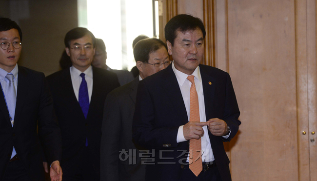 신제윤(정무직공무원/전행정공무원/금융위원회위원장)
신제윤 금융위원회 위원장이 24일 오전 서울 명동 전국은행연합회에서 열린 국민행복기금 세미나에 참석하기 위해 세미나장으로 이동하고 있다.