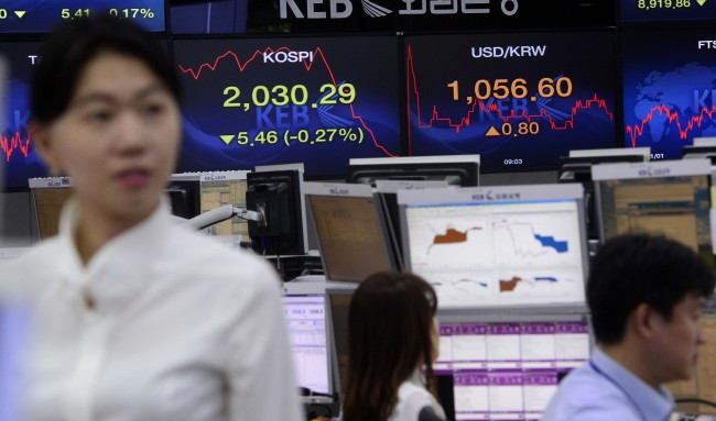원달러 환율이 등락을 보이고 있는 24일 오전 서울 명동 외환은행 본점 딜러들이 분주하게 움직이고 있다. 박해묵 기자/mook@heraldcorp.com
