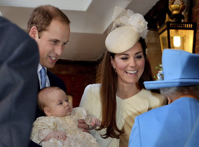 윌리엄윈저(좌부터/WilliamWindsor/왕가),조지알렉산더루이스(GeorgeAlexanderLouis/왕가),케이트미들턴(KateMiddleton/왕가)
Britain’s Queen Elizabeth II (right) speaks with Prince William and Kate Duchess of Cambridge as they arrive with their son Prince George at the Chapel Royal in St James’s Palace, Wednesday.   AP-Yonhap News