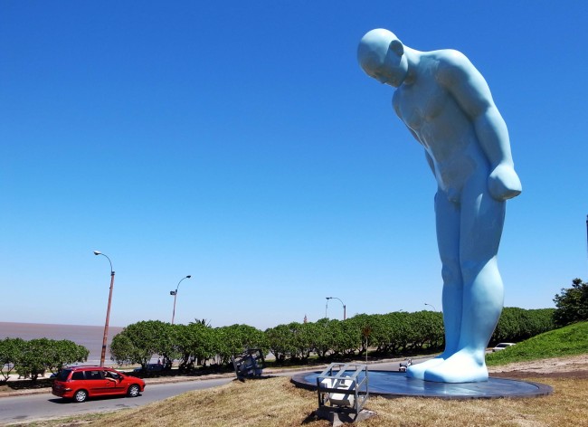 The Greeting Man installed in Montevideo, Uruguay.   Yonhap News
