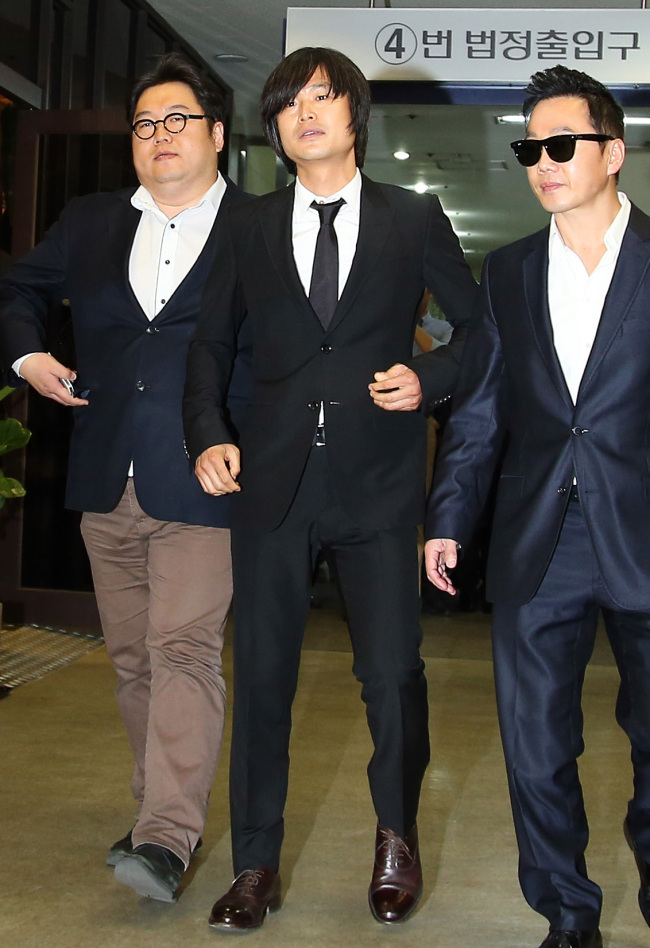 주진우(기자/시사IN기자)
지난해 대선을 앞두고 박근혜 대통령의 부친 박정희 전 대통령과 동생 지만(55)씨에 대한 허위 사실을 공표한 혐의로 불구속 기소된 인터넷 팟캐스트 '나는 꼼수다' 패널 주진우 시사인 기자와 김어준 딴지일보 총수가 무죄 선고를 받았다.