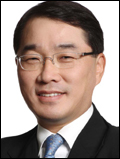 장재영(기업인/신세계백화점대표이사)
장재영 신세계백화점 대표가 던진 미래 생존을 위한 열쇠다. 장 대표는 24일 신세계 본점 문화홀에서 열린 ‘개점 83주년 기념식’에서 “‘100년 기업’으로의 성장을 위해 콘텐츠 혁신에 힘을 쏟아야 한다”고 강조했다.