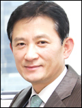 차화엽(기업인/sk종합화학대표이사사장)
차화엽<사진> SK종합화학 사장은 25일 ‘아주 특별한 결혼식’에 참석한다. 협력사인 주유소업체(대리점) 공항석유 주관으로 서울 강서구의 한 예식장에서 열리는 ‘다문화부부 합동결혼식’이다. 공항석유가 SK이노베이션으로부터 사회공헌 관련 자금과 노하우를 지원받은 뒤 처음으로 치르는 결혼식이기도 하다.