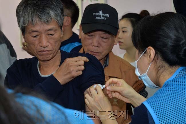 24일 오전 서울 용산구 동자동에 위치한 ‘따스한 채움터’에서 서울시, 사노피파스퇴르, 서울의료원, 서울노숙인협회 등 6개 단체가 참여한 가운데 서울지역 노숙인 및 취약계층 거주민을 대상으로 무료 독감예방접종을 실시하고 있다.