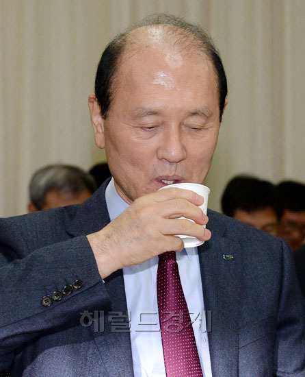 최광(교수/기업인/한국외국어대학교교수/국민연금공단이사장)
24일 오전 서울 송파구 신천동 국민연금관리공단에서 열린 국회 보건복지위 국정감사에서 최광 국민공단 이사장이 증인선서에 앞서 물을 마시고 있다.