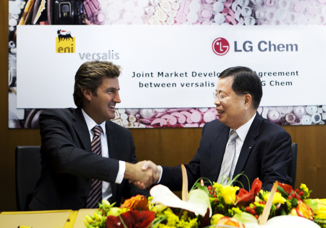 LG Chem CEO Park Jin-soo (right) and Versalis CEO Daniele Ferrari shake hands after concluding an MOU at a ceremony held at the Italian chemical firm’s headquarters in Milan on Wednesday (local time).   LG Chem