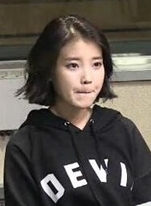 아이유(이지은/가수)
아이유는 23일 SBS 라디오 ‘장기하의 대단한 라디오’에 출연했다. 보이는 라디오로 진행된 이날 방송에서 아이유가 단발머리 숙녀로 깜짝 변신한 모습이 공개됐다.
