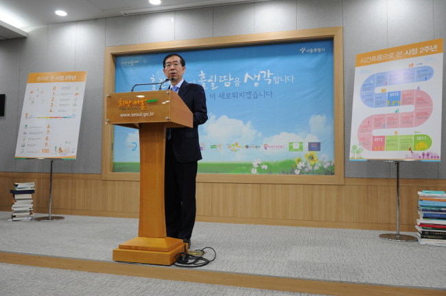 박원순(광역단체장/변호사/서울특별시시장)
박원순 서울시장이 취임 2주년을 맞아 24일 서울시청 신청사 기자실에서 기자간담회를 갖고 이같이 말했다. 박원순 시장은 “‘박원순 브랜드’가 무엇이냐”는 질문에 “아직도 시장이 자기 브랜드를 가져야 하고 시민들에게 인지시켜야 한다는 신화에 중독돼 있다”면서 “아무리 큰 성을 쌓아도 하루아침에 무너지면 무슨 소용인가”라고 답했다.