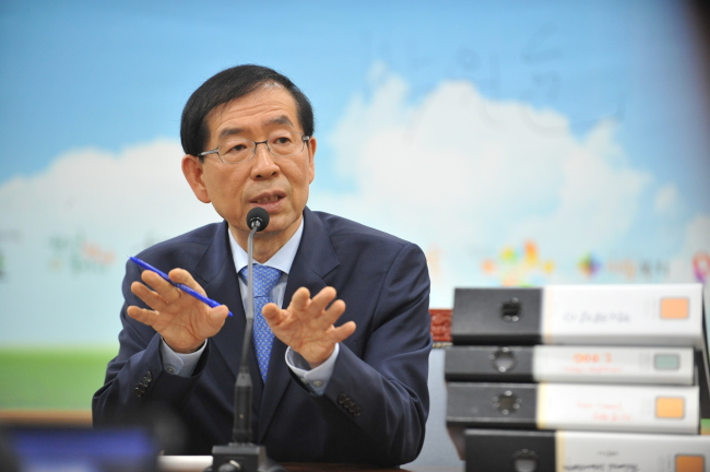 박원순(광역단체장/변호사/서울특별시시장)
박원순 서울시장이 취임 2주년을 맞아 24일 서울시청 신청사 기자실에서 기자간담회를 갖고 이같이 말했다. 박원순 시장은 “‘박원순 브랜드’가 무엇이냐”는 질문에 “아직도 시장이 자기 브랜드를 가져야 하고 시민들에게 인지시켜야 한다는 신화에 중독돼 있다”면서 “아무리 큰 성을 쌓아도 하루아침에 무너지면 무슨 소용인가”라고 답했다.
