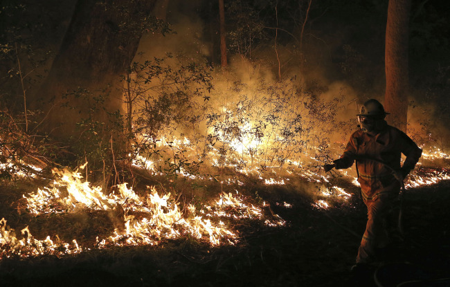 Firefighters control flames during hazard reduction in Bilpin, Australia, Wednesday.   AP-Yonhap News