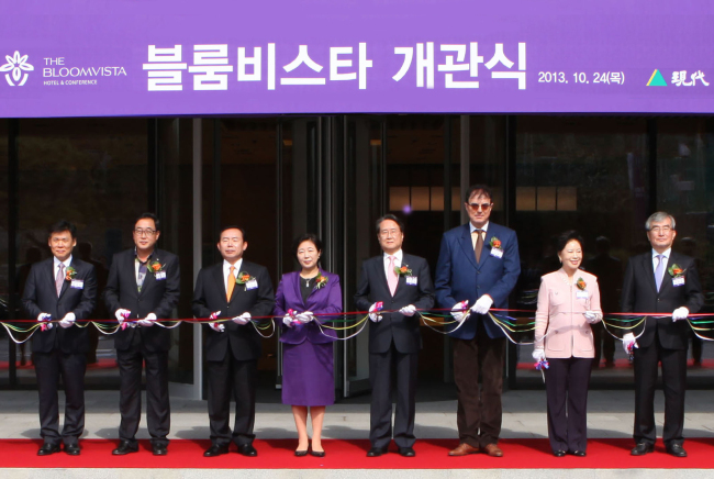 현정은(기업인/현대그룹회장)
현정은 현대그룹 회장이 글로벌 전략을 바탕으로 한 앞으로의 10년을 언급해 관심이 모아진다. 현 회장은 사업 포트폴리오 재편 등 구체적 계획을 언급하며 “새로운 10년, 제2기 신경영을 구현해 나가겠다”는 의지를 밝혔다.