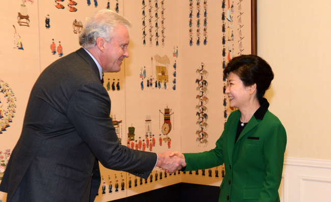 President Park Geun-hye receives General Electric CEO Jeffrey Immelt at Cheong Wa Dae on Thursday. Aides said that Park suggested collaboration between Korea and GE in entering emerging markets, and requested additional investment in a range of fields including defense, healthcare and marine resource development.   Chung Hee-cho/The Korea Herald