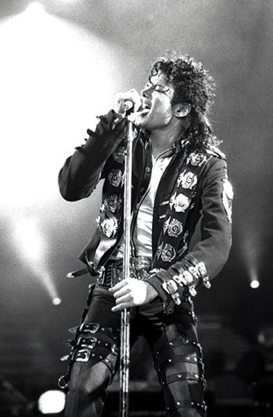 마이클잭슨(MichaelJackson/가수)
호랑이는 죽어서 가죽을 남기지만 사람은 죽어서 이름을 남기고 이 와중에 돈까지 남기는 사람도 있다.