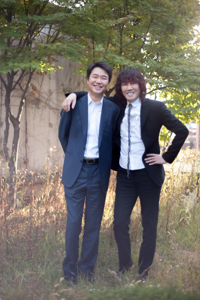 김태욱(좌부터/기업인/가수/아이패밀리SC대표/그리고네트웍스대표),김장훈(가수)
187cm의 큰 키에 90년대 락밴드 신인가수였던 점 등 공통점이 많은 두 키다리아저씨가 독도를 세계에 알리는데 의기투합했다. 기부천사 김장훈과 IT웨딩서비스기업 (주)아이패밀리SC(아이웨딩)를 운영중인 가수출신 CEO 김태욱이다.