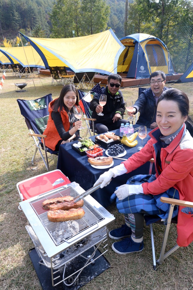 한화리조트 양평이 지난 10월 18일 영화와 글램핑을 한 곳에서 즐길 수 있는 글램핑 빌리지를 오픈했다. 경기도 양평 한화리조트 다목적 잔디구장에 총 20동의 글램핑 세트가 설치되어 주중(월-목요일) 대여료는 4인기준 3만원에 운영되고주말 영화관 복합 상품은 5만원 이용할 수 있다. 뿐만 아니라 바비큐가 포함된 패키지는 4인 기준 13만원으로 저렴하게 이용할 수 있다. 이용시간은 오후 4시 부터 10시까지이며, 숙박은 불가하다. 박현구 기자phko@heraldcorp.com 2013.10.24
한화리조트 양평이 지난 10월 18일 영화와 글램핑을 한 곳에서 즐길 수 있는 글램핑 빌리지를 오픈했다. 경기도 양평 한화리조트 다목적 잔디구장에 총 20동의 글램핑 세트가 설치되어 주중(월-목요일) 대여료는 4인기준 3만원에 운영되고주말 영화관 복합 상품은 5만원 이용할 수 있다. 뿐만 아니라 바비큐가 포함된 패키지는 4인 기준 13만원으로 저렴하게 이용할 수 있다. 이용시간은 오후 4시 부터 10시까지이며, 숙박은 불가하다. 박현구 기자phko@heraldcorp.com 2013.10.24